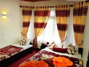 Giường trong phòng chung tại Nuwara Eliya Hills Rest