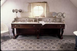 a bathroom with a sink and a mirror at Le Moulin Bregeon in Linières-Bouton