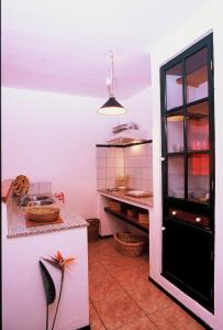 cocina con encimera y puerta abierta en Casa San Miguel, en San Miguel de Abona