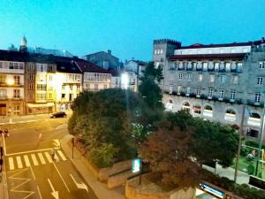 widok na miasto w nocy z budynkami w obiekcie Pensión Mar Azul w Santiago de Compostela +23 zdjęcia