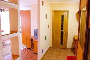ニジネカムスクにあるЛюкс Апартаменты на Баки Урманче 9の2つの異なる景色を望むお部屋(ドア付)