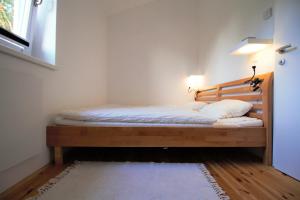 ein Schlafzimmer mit einem Holzbett in einem Zimmer in der Unterkunft Gartenloft Ruheoase in Kleinotten