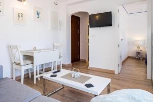Televízia a/alebo spoločenská miestnosť v ubytovaní Bijou apartment in Bella Vista