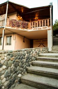 een gebouw met een trap en een stenen muur bij Guest house Dilijan Orran in Dilidzjan