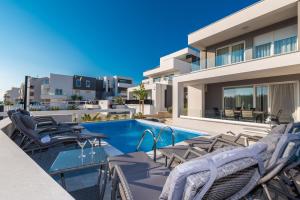 Πισίνα στο ή κοντά στο Apartments with pool Villa Zora