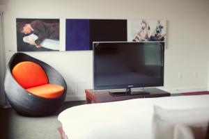 Televízia a/alebo spoločenská miestnosť v ubytovaní Hotel Ocho