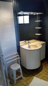 een badkamer met een bad, een wastafel en een kruk bij La Roseraie de Gamaches in Gamaches