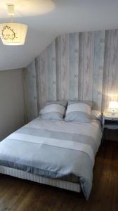 Giường trong phòng chung tại La Roseraie de Gamaches