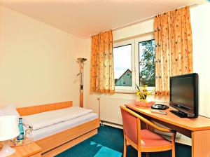 Tempat tidur dalam kamar di Hotel Zum Grünen Tor