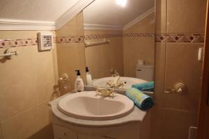 ein Badezimmer mit Waschbecken und Dusche mit Spiegel in der Unterkunft OurMadeira - Casa Vista Bela, countryside in Estreito da Calheta + 16 Fotos