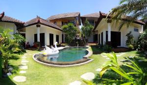una casa con piscina en el patio en Lunar Dive Resort en Tulamben