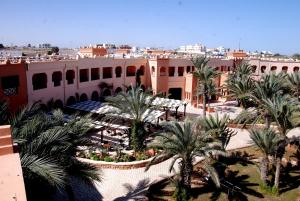 una vista aerea di un resort con palme e edifici di Vincci Safira Palms a Sangho