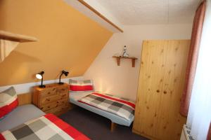 サガルトにあるFerienwohnung in Bodden & Ostsee näheのベッドルーム1室(ベッド2台、木製キャビネット付)