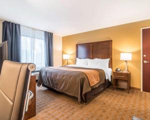 een hotelkamer met een bed en een raam bij Comfort Inn & Suites Brattleboro I-91 in Brattleboro