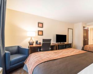 Habitación de hotel con cama, escritorio y TV. en Comfort Inn & Suites Brattleboro I-91 en Brattleboro