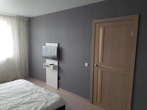 イジェフスクにあるOpenApart - Скандинавия #1のベッドルーム1室(ベッド1台、壁掛けテレビ付)