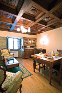 sala de estar con mesa de madera y sofá en A Casoa en Santa Eulalia de Oscos