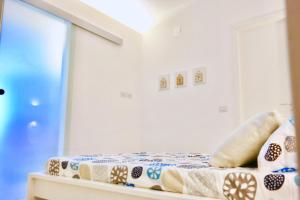 a white bedroom with a bed in a room at Villa Alba in Acitrezza