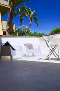 a pair of chairs and a table on a patio at Villa Alba in Acitrezza