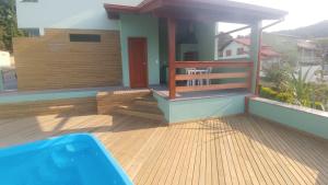 Casa con terraza y piscina en Residencial Lorenzi, en Florianópolis