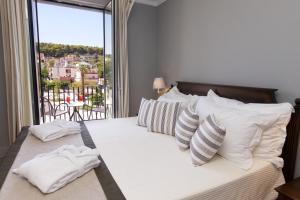 Rúm í herbergi á Aenos Hotel