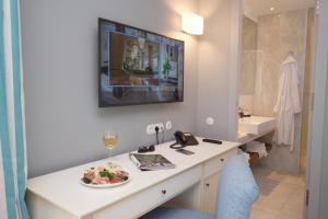 Sjónvarps- og/eða afþreyingartæki á Aenos Hotel