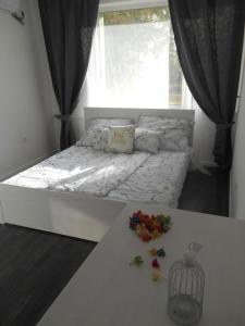 Ένα ή περισσότερα κρεβάτια σε δωμάτιο στο Bogarti Apartman