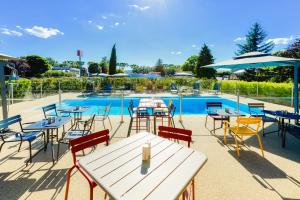 Bazén v ubytování Ibis Roanne Le Coteau Hotel Restaurant nebo v jeho okolí