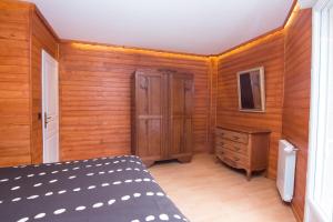 מיטה או מיטות בחדר ב-Chalet de TARA - Grand appartement esprit chalet - piscine chauffée - Genève