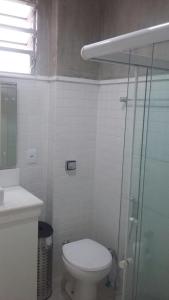 Ett badrum på Posto 4- praia Copacabana 509