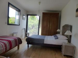 トレブールダンにあるTy Bugale Bihanのベッドルーム(ベッド1台、窓付)
