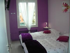 ルーアンにあるGite Seineの紫色のベッドルーム(ベッド2台、窓付)
