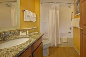 y baño con lavabo, aseo y ducha. en Residences at Tewksbury, en Tewksbury