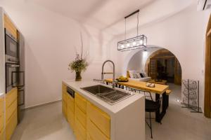 una cucina con lavandino e piano di lavoro di Villa Myrto a Líndos