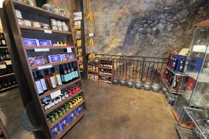 una tienda con un montón de botellas de vino en Cal Alejandro, en Montsonís