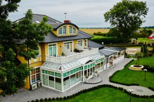 une vue aérienne sur une grande maison jaune dans l'établissement Dworek Hetmanski, à Stargard