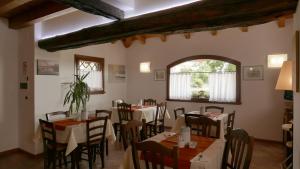 A restaurant or other place to eat at Agriturismo Residence Caporale