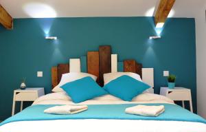 サン・ラファエルにあるLou Brigadouのベッドルーム(青い枕の大型ベッド1台付)