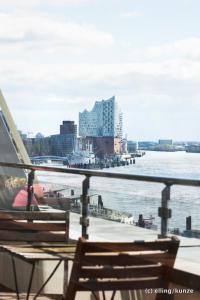 uma vista para a água a partir do convés de um navio em Hamburg Hafenblick em Hamburgo