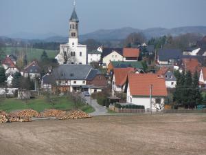 una pequeña ciudad con una iglesia y un gran campo en Ferienhaus Sonneneck, en Sebnitz