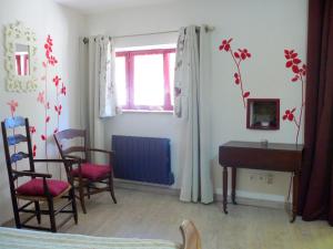 Habitación con mesa, sillas y escritorio. en Chambres d'Hôtes du Clos Semper Felix, en Sainte-Bazeille