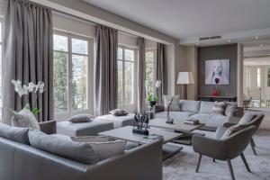 un ampio soggiorno con divani e tavolo di Luxurious Villa Overlooking Monaco a Roquebrune-Cap-Martin
