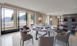 una sala da pranzo con tavolo e sedie di Luxurious Villa Overlooking Monaco a Roquebrune-Cap-Martin