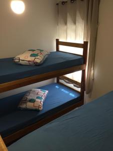 two bunk beds in a room with a window at Pousada Family Consulado Americano in São Paulo