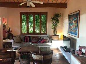 a living room with a couch and a table at Quinta del Encanto in Cruz de Huanacaxtle