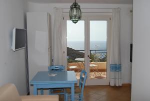 NebidaにあるDimore Affittacamereのリビングルーム(青いテーブル付)、バルコニー