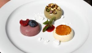 Tres tipos diferentes de postres en un plato blanco. en Savoia Castle, en Škvorec