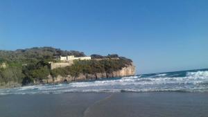 uma casa no topo de um penhasco sobre o oceano em L'Ancorotto Azzurro em Gaeta