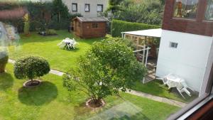 a view of a garden with a table and a house at Ferienhaus am DEISTER in Barsinghausen