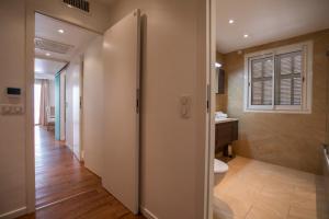 カンヌにあるImperial Apartment by Connexionのバスルーム(トイレ、洗面台付)